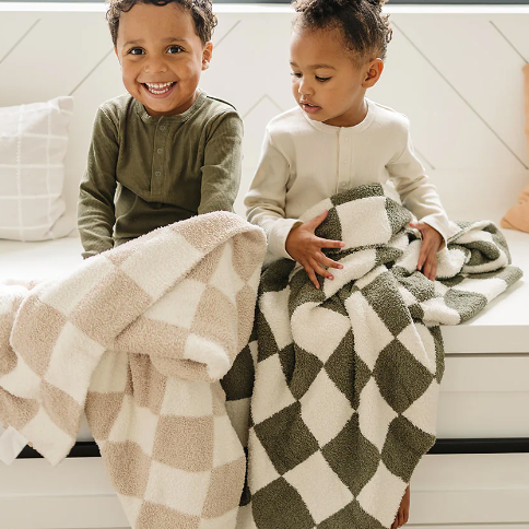 Checkered Plush Blankets | Mebie Baby 2 little boys sitting on a bench with sherpa blankets on their lap
