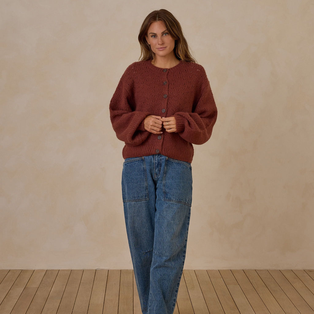 brick sweayer on bruntte model in jeans 