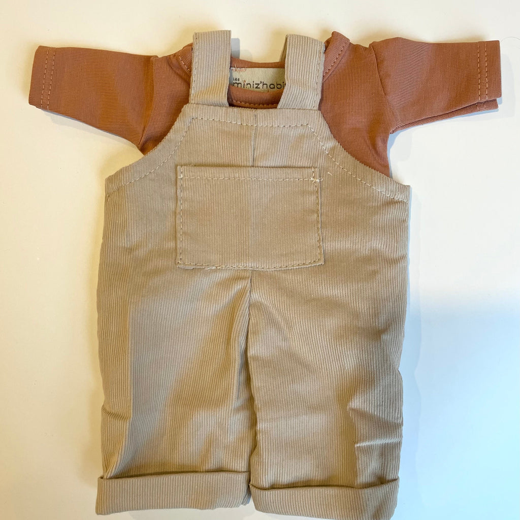 overalls in beige with rust tshirt