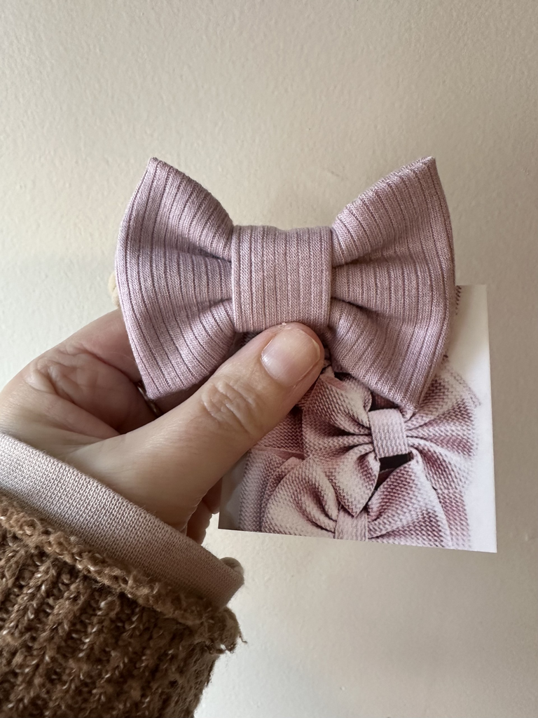 piggy ribbed bows in hand